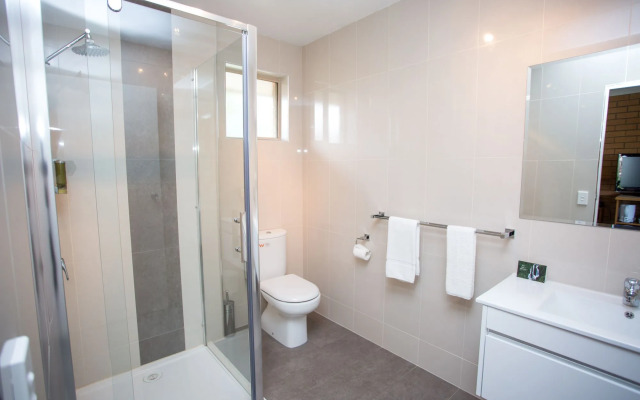 Blue Whale Motor Inn & Apartments