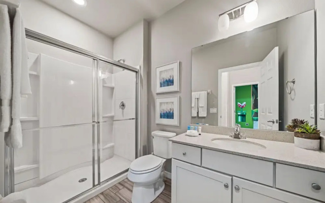 Spacious Home w/ Private Pool/spa! Sleeps 21