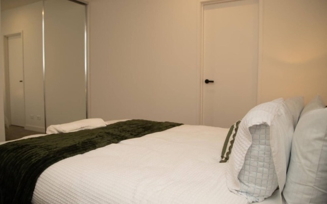 Clayton Luxe Retreat- Elegant 2 BDR With Balcony – Guest Rooms – Melbourne