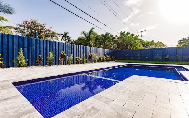 Modern Spacious Home With Pool Jacuzzi