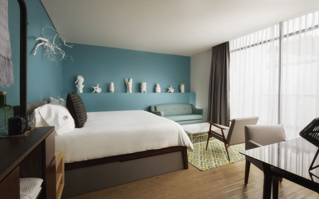 Pug Seal Polanco Allan Poe