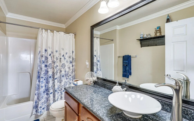 Lakefront Camdenton Condo: Grill & Community Pool