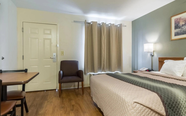 HomeTowne Studios by Red Roof Denver - Lakewood West