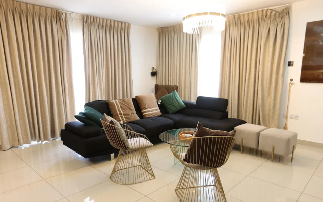 Gallery Luxury Suites by Cozy