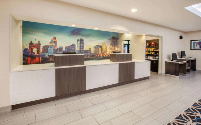 La Quinta Inn & Suites by Wyndham Cincinnati Airpt Florence - фото 2