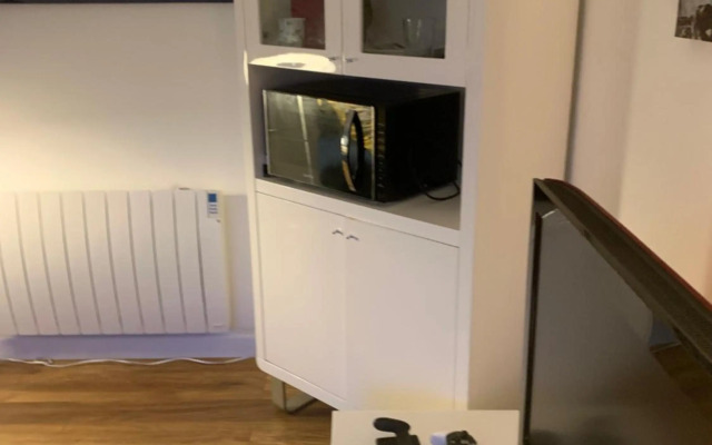 Linda's Annex-NEWLY BUILT separate entrance!!