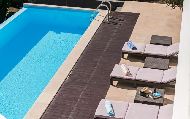 Contemporary Villa, Heated Infinity Pool, Sea-Views Designhouse