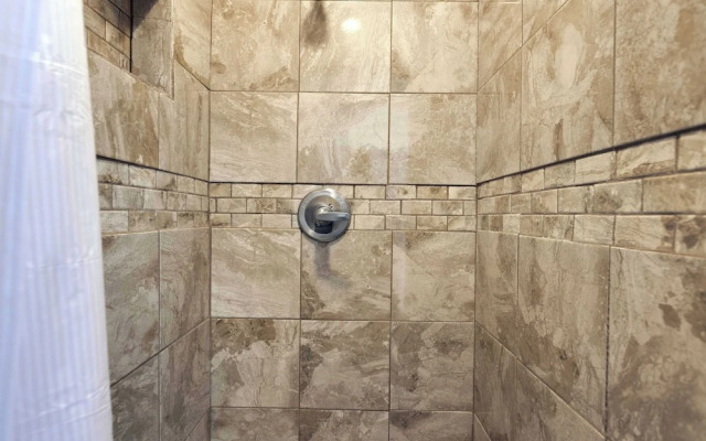 White Oak Landing Spacious 6 BDR w/ Boat Slip!