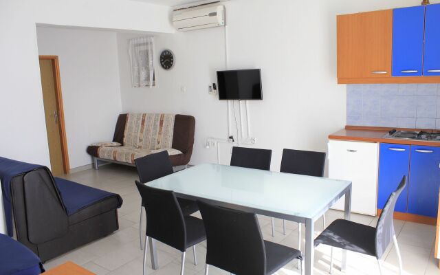Apartment Vik - 250 m from beach A1 Brodarica, Riviera Sibenik