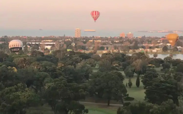 Light Filled Modern 1 Bedroom Apartment Close To Beach