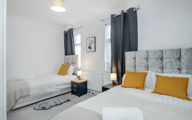 Stunning Top 2 Bed Flat Tilbury Central Location