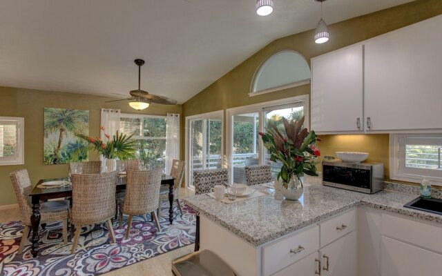 Hale Hokua O Nalu 3 Bedroom Home by Redawning