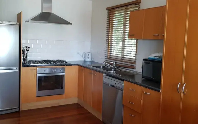 Spacious 2-Storey Home By The Bay: Sleeps 12