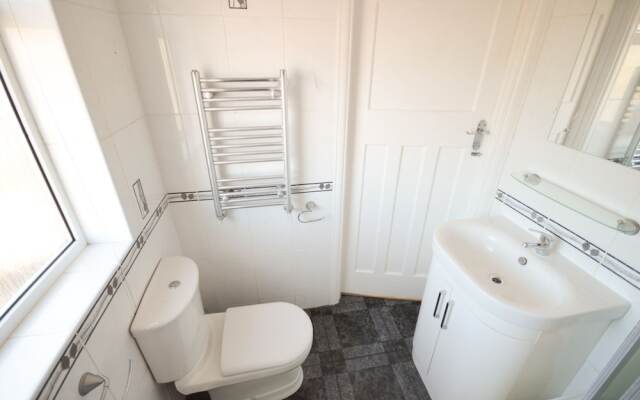 Fantastic 4 Bedroom House In Bath With Garden