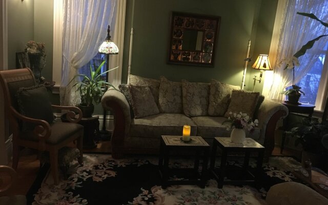 Historic Iron Horse Inn