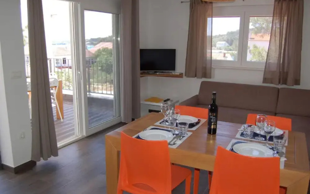 Spacious Apartment in Veli Rat With Courtyard