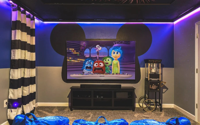 Themed Rooms & Pool in Storey Lake Resort