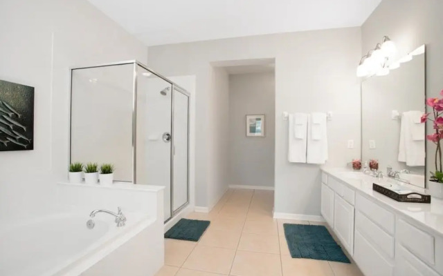 Luxury Oasis 3 Bedroom Condo by RedAwning