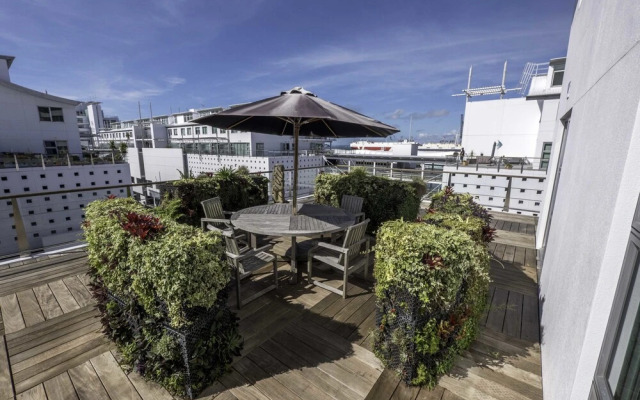 Seaview 1BR Apartment with Amazing Deck