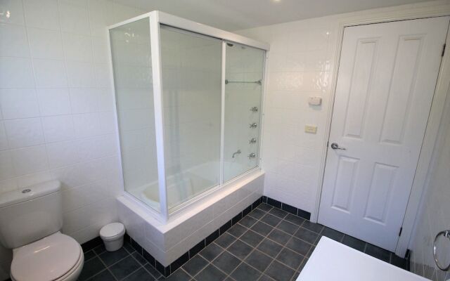 Torino 6 - Lake Jindabyne & Snowy Mountain Views