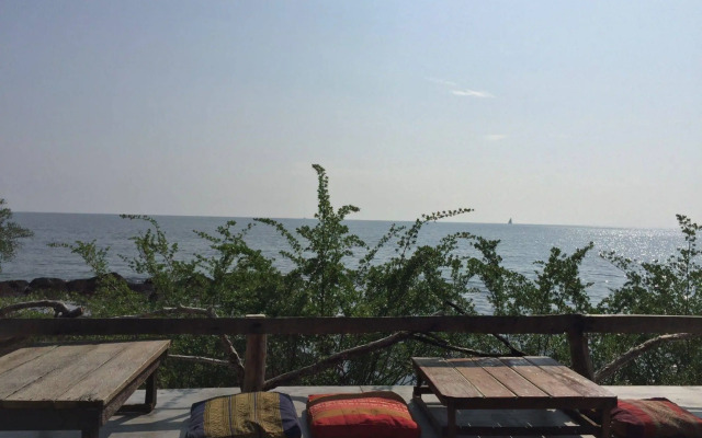 Banana Sunset Bar & Bungalows