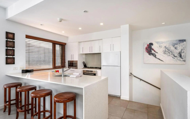 Elevation 3 bedroom with gas fire and spectacular views — 4-star hotel in Thredbo