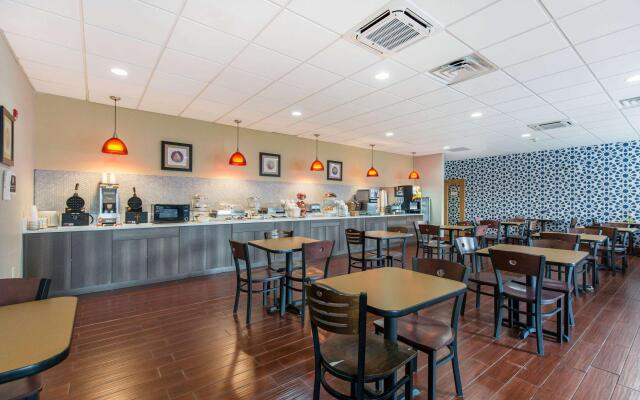Gateway Hotel & Suites, Ascend Hotel Collection
