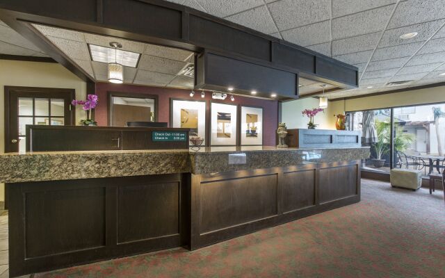 Lamplighter Inn & Suites - South