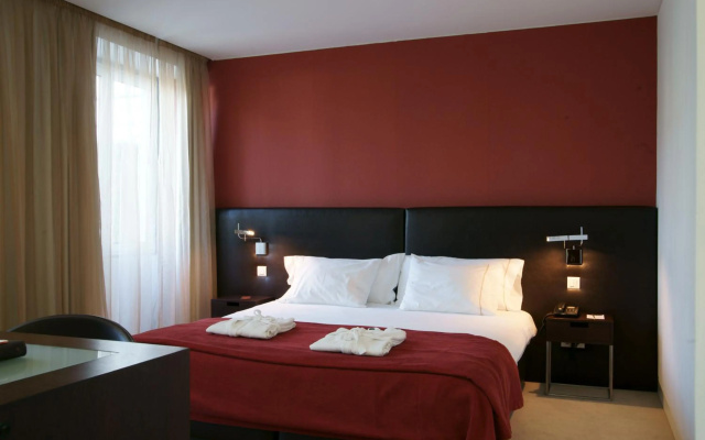 Hotel Jerónimos 8 - Image 5