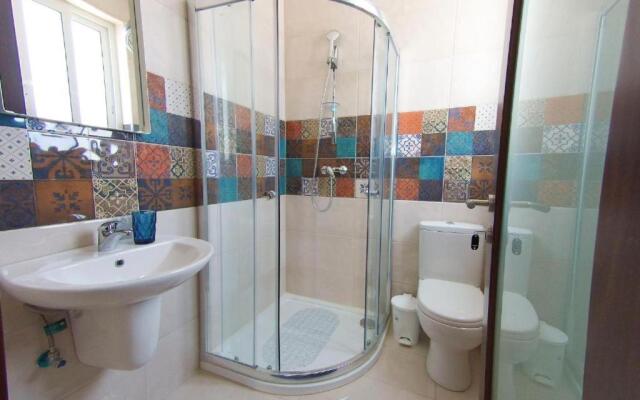 F11-1 Double room with private bathroom in shared Flat