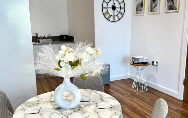 Stylish 2-bed Apt-private Parking-10mins to Centre