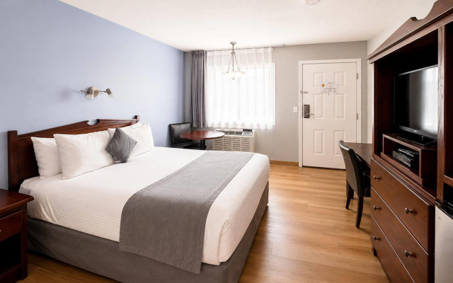 Super 8 by Wyndham Lake Country/Winfield Area