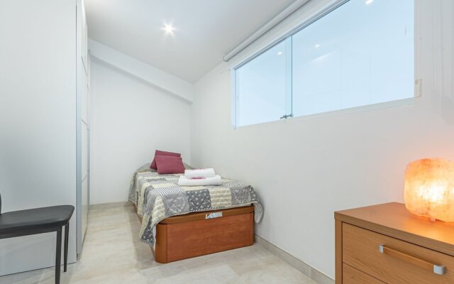 Modern Furnished Apartment Near Shops and Restaurants