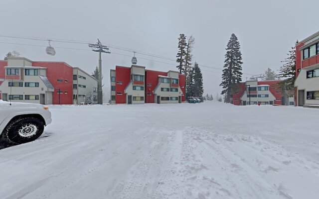 Slopeside Four Bedroom Homes at 1849 Condos - Free Wifi and Parking! by RedAwning
