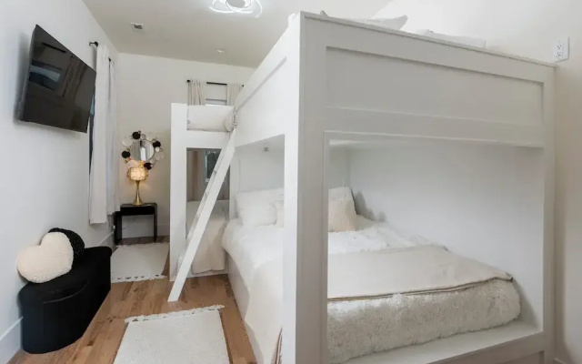 Large Groups - Rooftop Pools - Sleeps 24