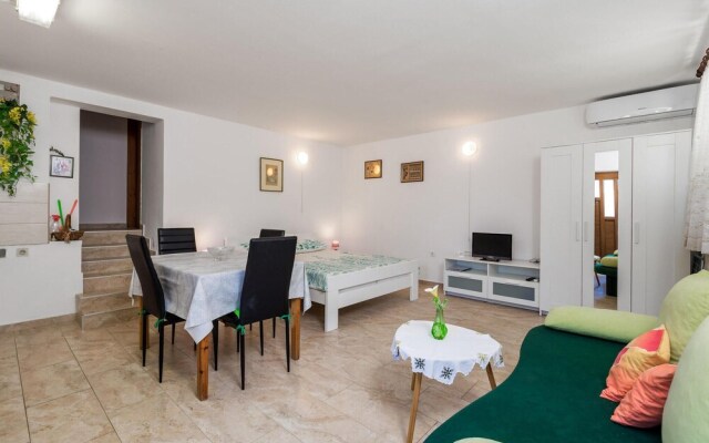 Beautiful Apartment in Mali Losinj With Wifi