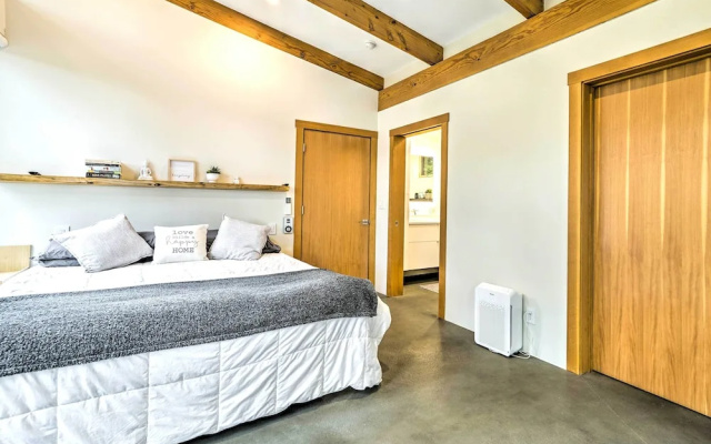 Heated Swim Spa! 15-acre Cabin on Skykomish River