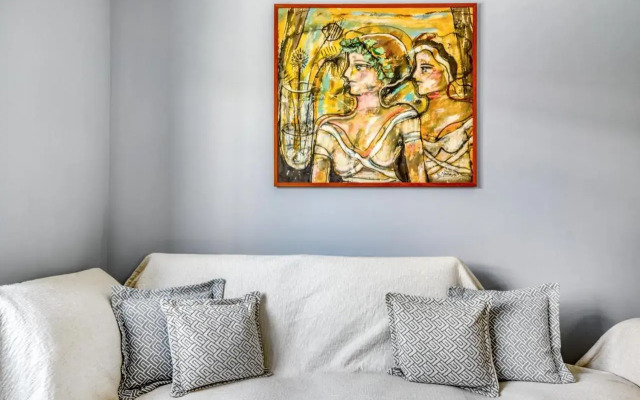 Spacious flat with courtyard and private parking!
