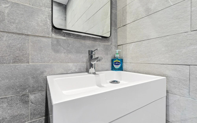 Right On : Bright On Apartment 1E | By My Getaways