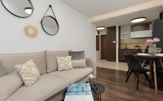 Saska Kepa Apartment by Renters