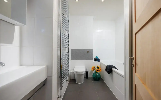 Modern 3 Bed Apartment - Parking
