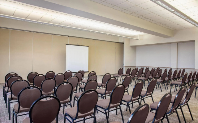 Days Inn & Suites by Wyndham West Edmonton