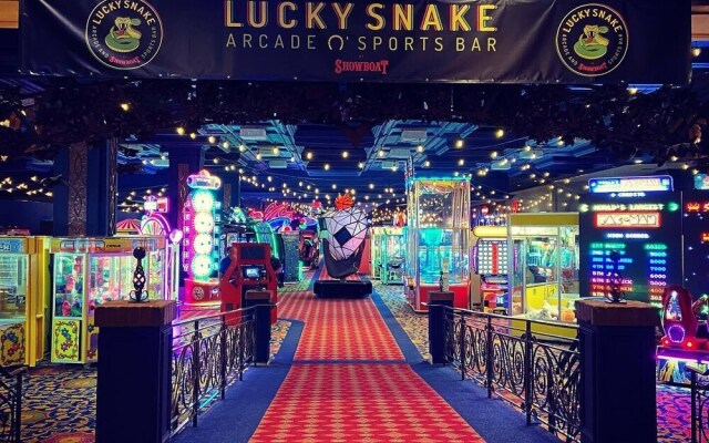 Spacious Boardwalk 2BR 3BA Condo by Cozysuites