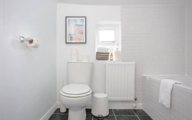 The Crescent Moon - Elegant 1BDR Flat