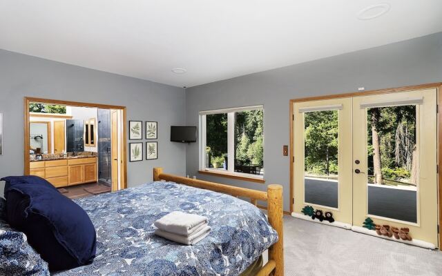 Riffle River Lodge 3 Bedroom Home by NW Comfy Cabins by RedAwning