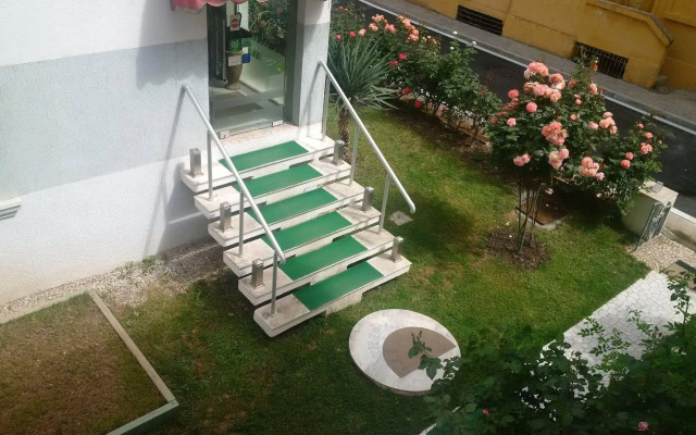 Theranda Hotel