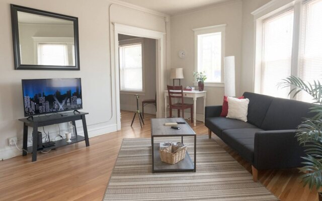 Lively 1 Bedroom Apt Near Lake