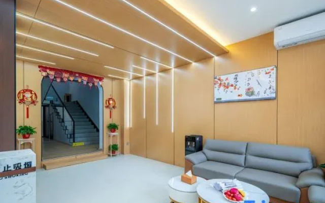 Xinyuege Hotel (Taiyuan Wusu International Airport South Railway Station)