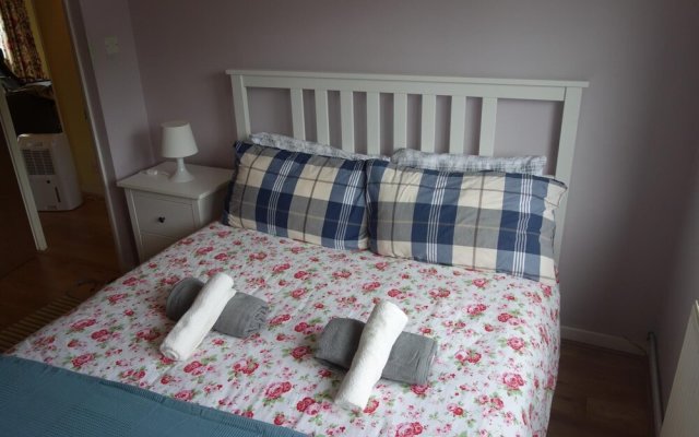 NEW Cosy 2 Bedroom Flat on Englefield Green