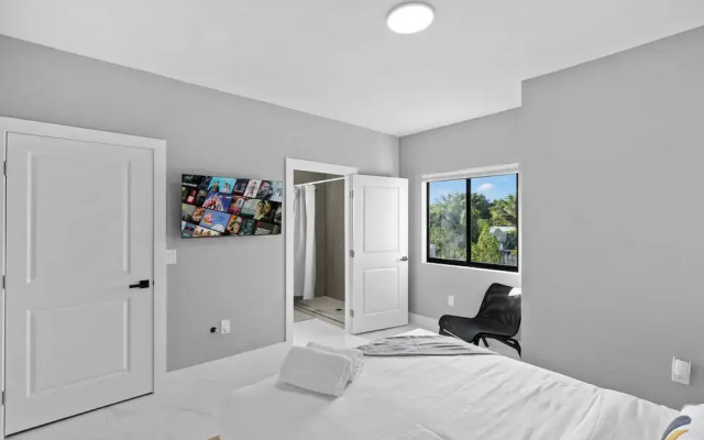 Modern 4-BR House with Free Parking